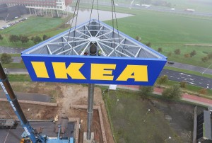 PhotoRepublic ZWOLLE – IKEA Zwolle heeft woensdag de navigatiemast met logo geplaatst.