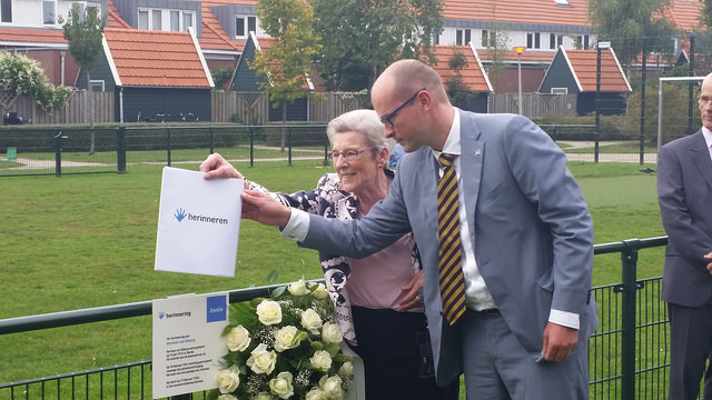 onthulling herinneringsbordje Herman van Elburg