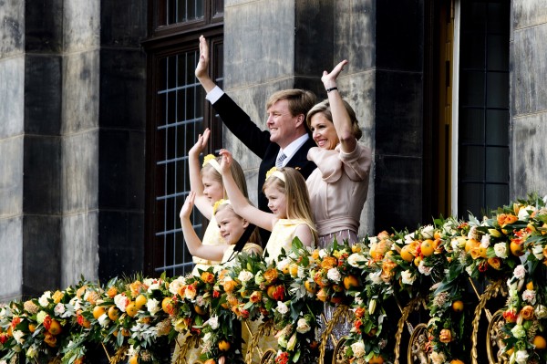 Koning Willem-Alexander, Koningin Máxima en de Prinsesjes op het balkon van Koninklijk Paleis Amsterdam © ANP