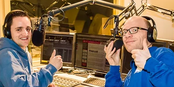 Mark Hellendoorn en Hans van Eijsden in de in aanbouw zijnde studio van RTV Hanze FM