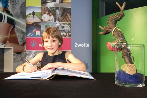 Veldrijdster en wielrenster Jette de Groot. Jette tekende het Gouden Sportboek op 31 januari 2015.