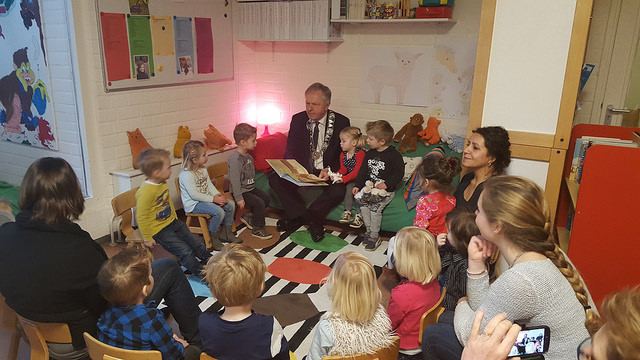 Burgemeester Meijer van Zwolle leest peuters voor bij de Enk