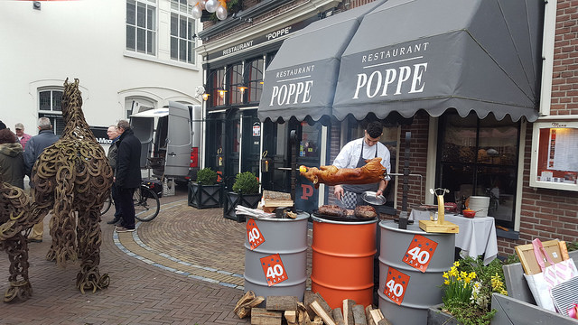 Prima weer vandaag voor een jubileum feest. Het varken kon aan het spit bij restaurant Poppe. Uiteraard met een mooie rijke Franse smaak!