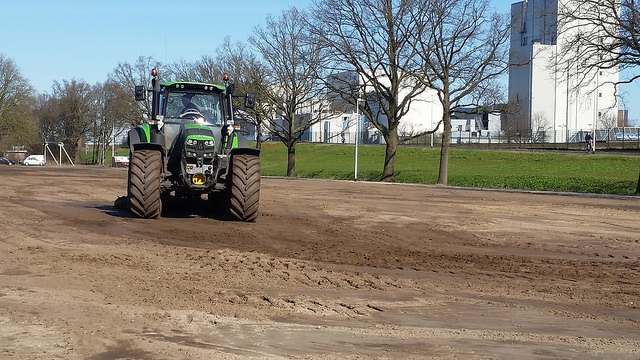 Afgelopen vrijdag 1 april is het terrein met de tractor vereffend.