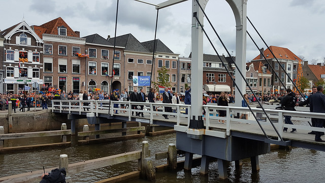 Het Pelserbrugje over de Thorbeckegracht was onlangs nog onderdeel van de Koningsdag route