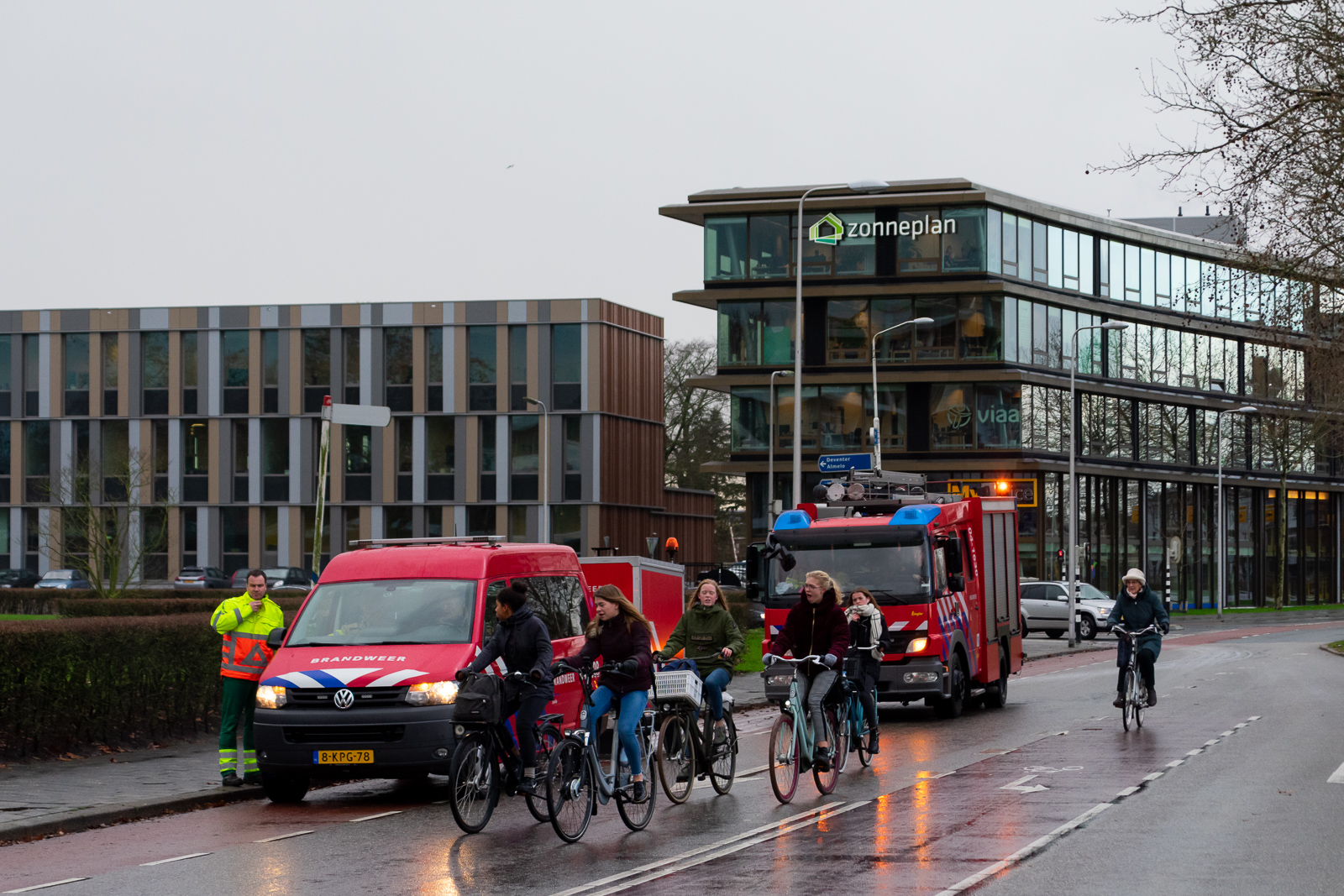 Ruim kilometer glad wegdek door oliespoor in Assendorp en Wipstrik