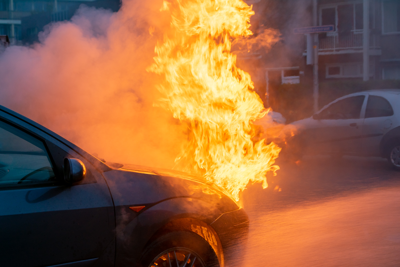 Felle autobrand in Wipstrik