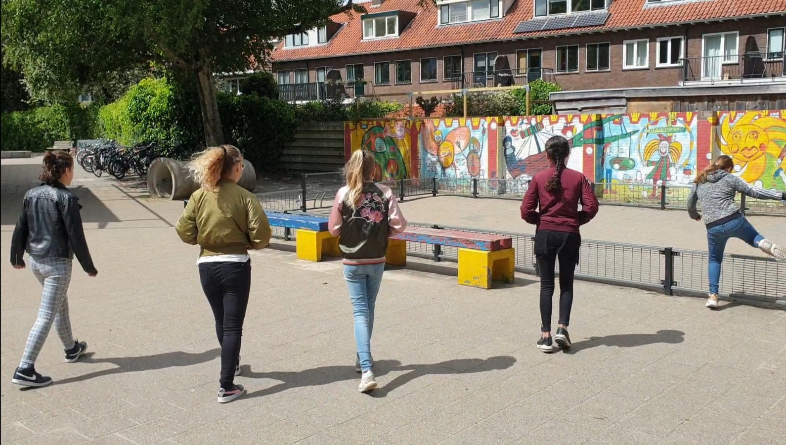 De scholen zijn weer open: ‘omlopen om bij de juf te komen’