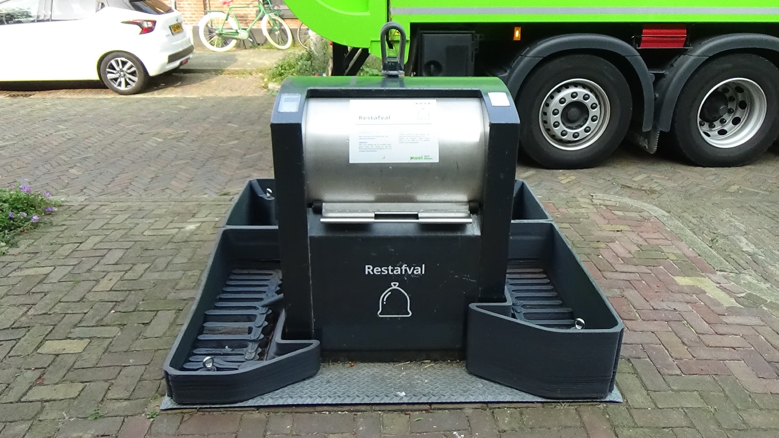 Tuintjes rondom de restafval container in Assendorp en Holtenbroek