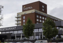 Buitenkant van Van der Valk Hotel Zwolle, waar achter de gevel volop wordt gewerkt aan de aanleg van een nieuwe wellness met zwembad en sauna’s. © RTV Focus Zwolle - Jeffrey Oltmans