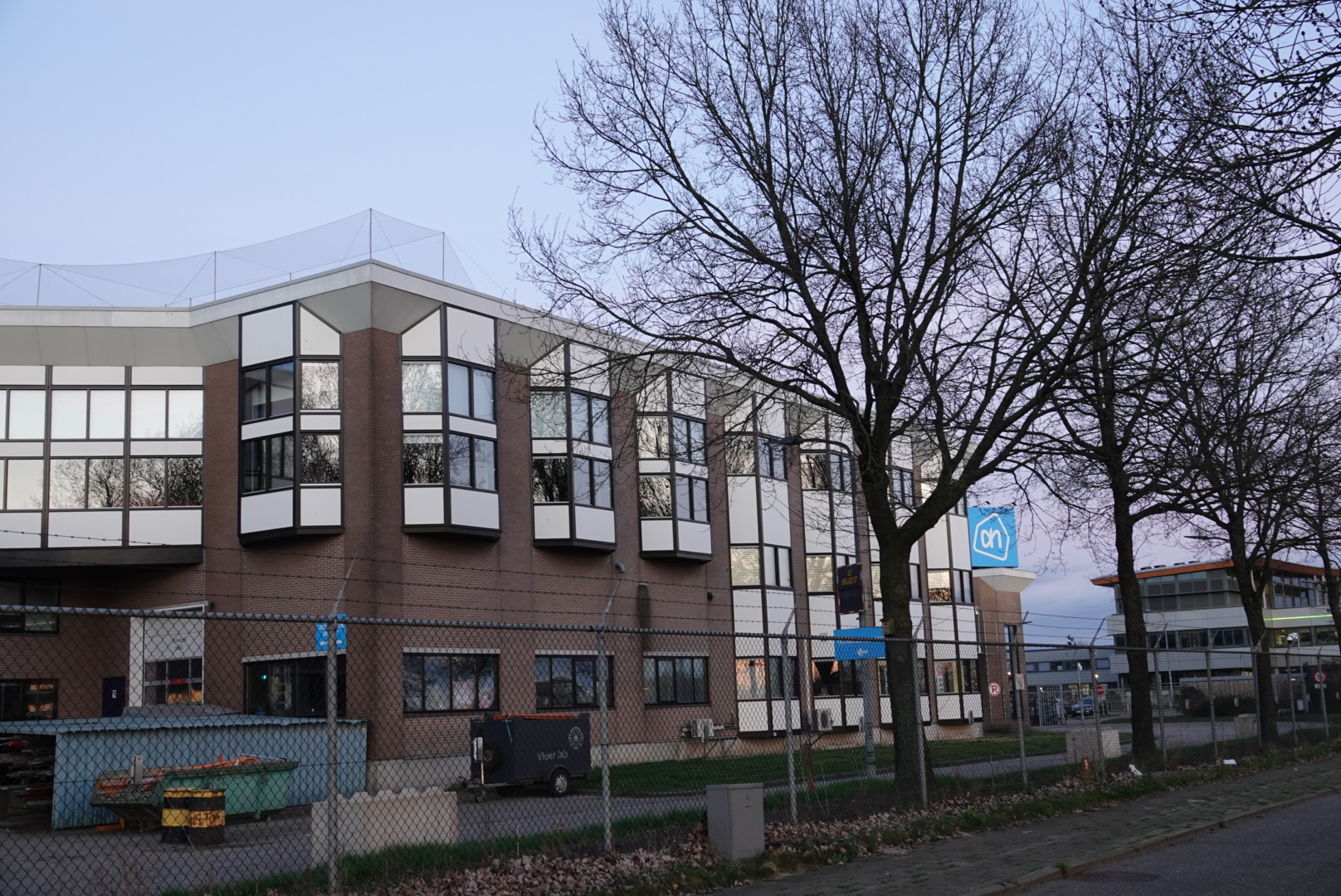 Het Albert Heijn distributiecentrum heeft diervriendelijke vogelwerende netten op het hele dak gespannen (naast SWZ) - Foto © RTV Focus Zwolle