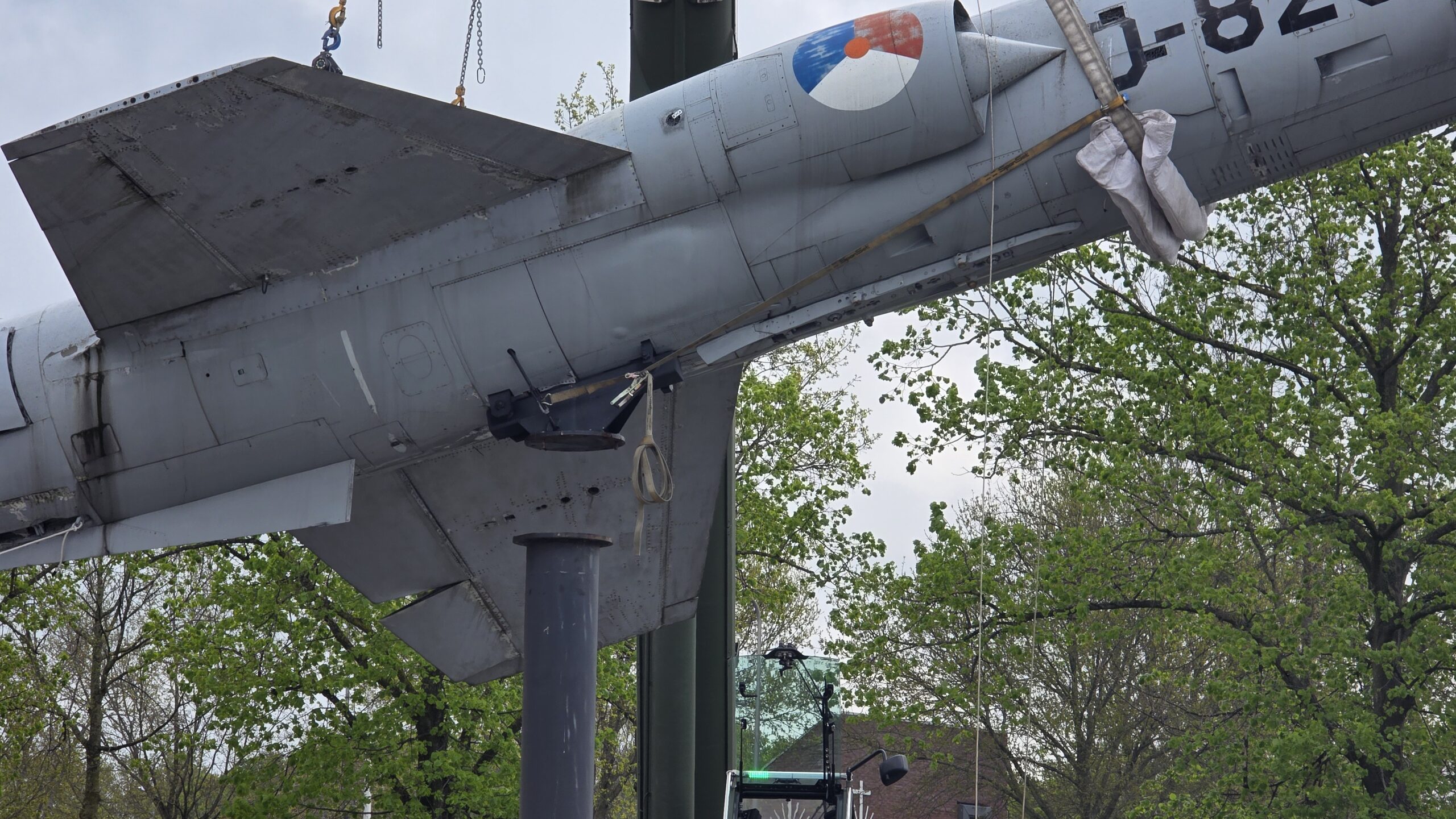 De Deltion straaljager de Starfighter is met een strop om de romp weggetakeld. © rtvf focus zwolle