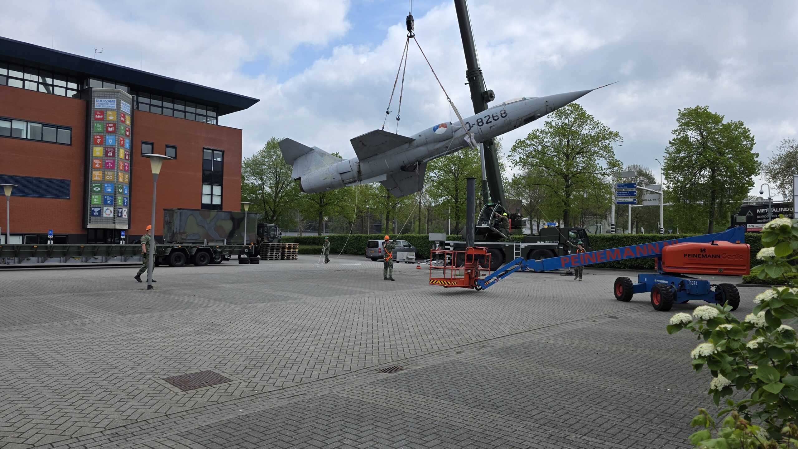 De straaljager met op de achtergrond het Deltion College in Zwolle © rtv focus zwolle