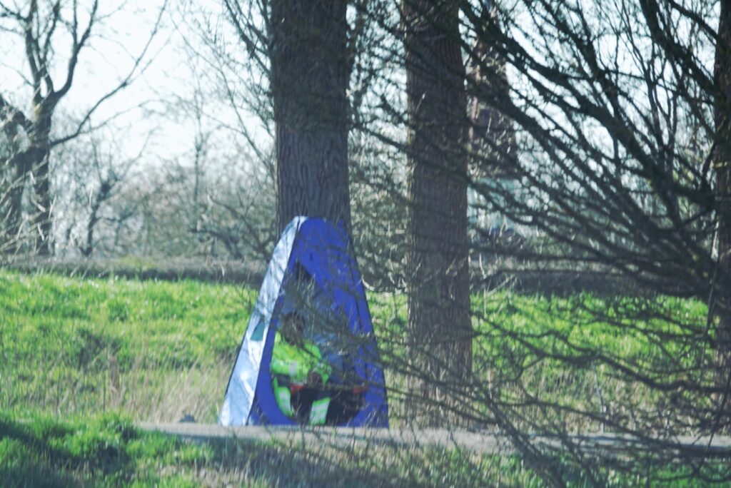 Verkeersregelaar in tent aan de Grevenweg in het buitengebied achter Zwolle -  N337 - Foto © Focus1