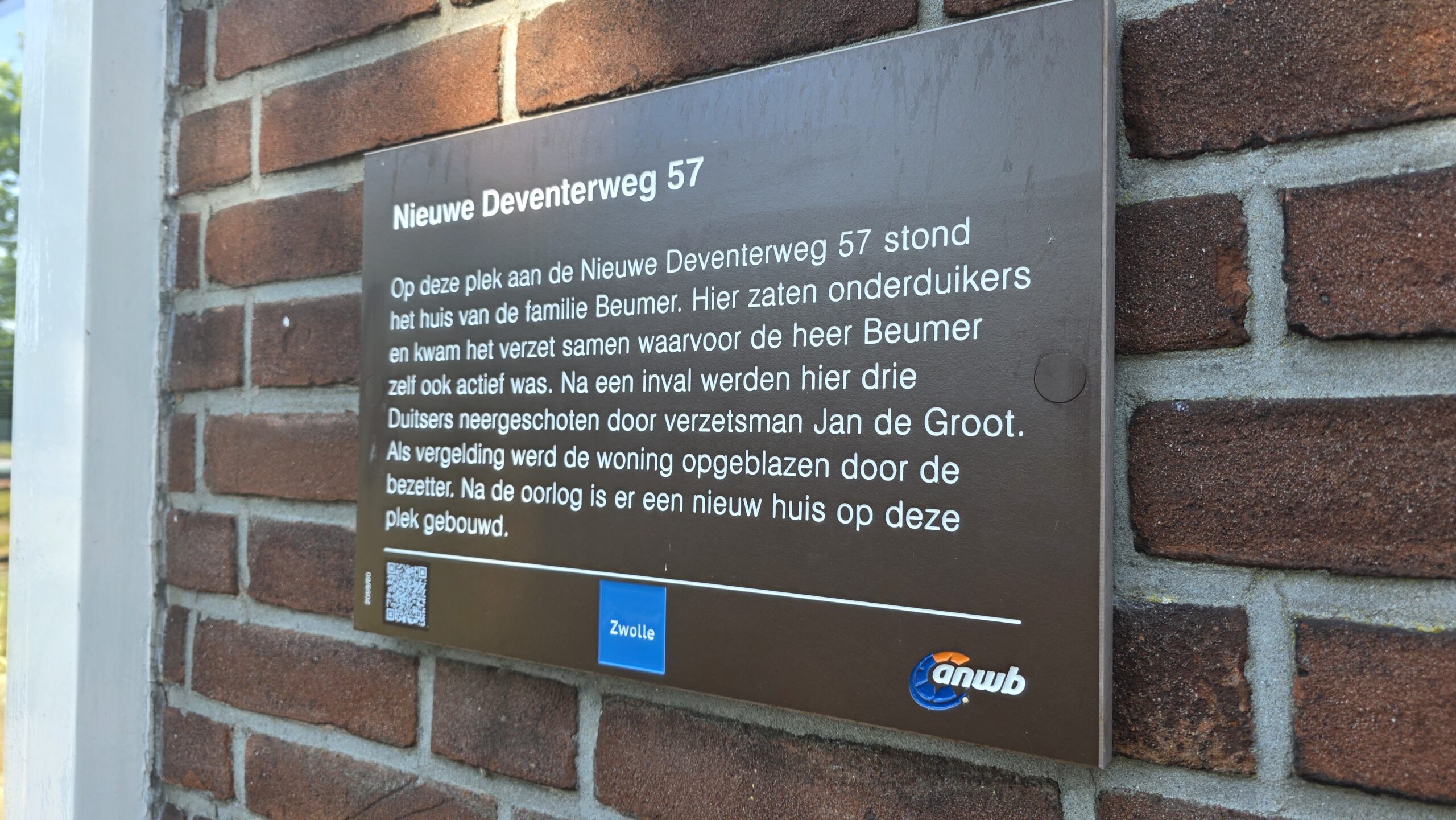 Het ANWB-bord aan de Nieuwe Deventerweg 57 herinnert aan het verzetsverleden van de familie Beumer. In hun huis zaten onderduikers en kwam het verzet samen. Na een inval in 1945 werd het pand door de bezetter opgeblazen en later herbouwd. - Foto © RTV Focus Zwolle
