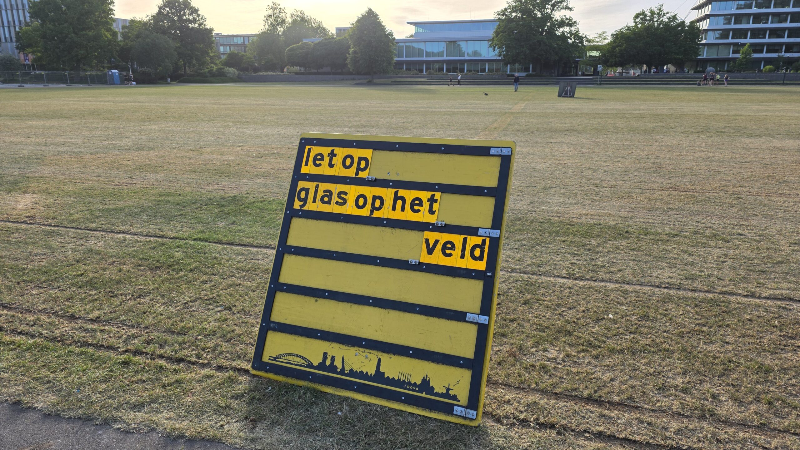 Een waarschuwingsbord in Park de Wezenlanden attendeert bezoekers op de aanwezigheid van glasscherven na het Bevrijdingsfestival.
