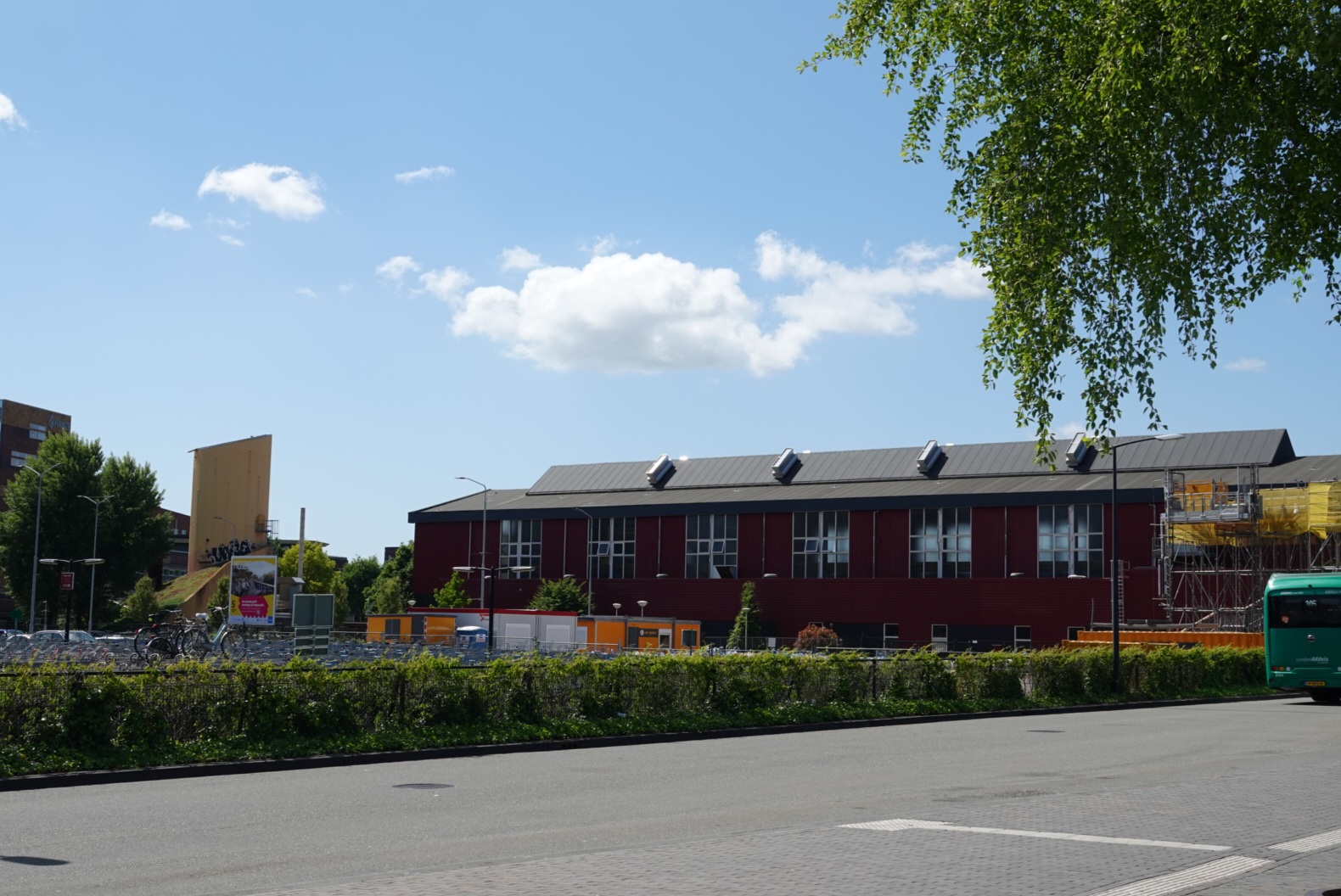 Direct naast de locatie staat ook de Rode Hal, onlangs door de gemeente aangekocht. - Foto © RTV Focus Zwolle