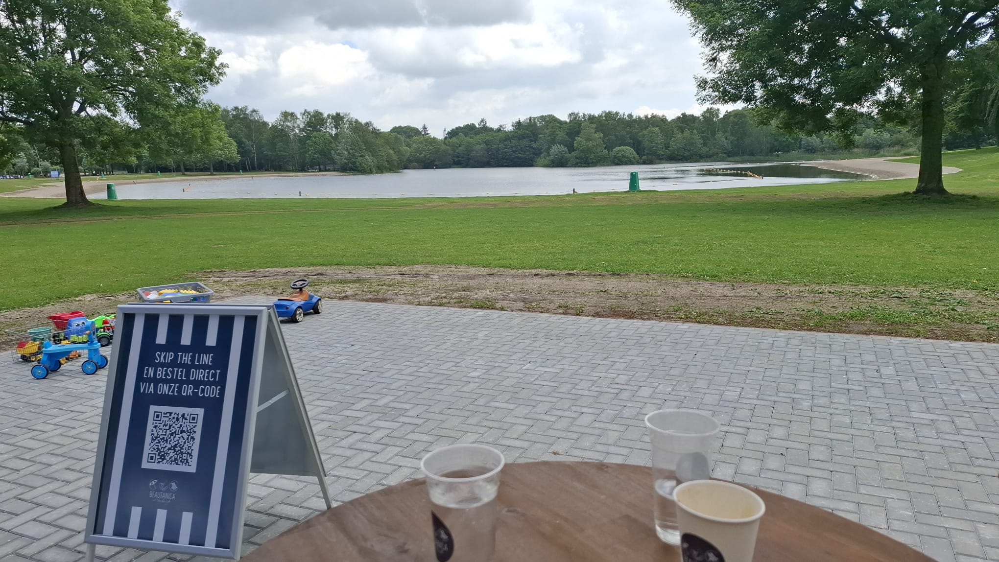 Speelgoedautootjes en koffie met een glaasje water bij de Foodtruck Beautanica at The Beach - Foto © RTV Focus Zwolle