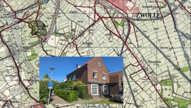 Het voormalige pand van Bakkerij Beumer aan de Nieuwe Deventerweg in Zwolle-Zuid, met op de achtergrond een oude kaart van de buurt Oud-Ittersum. Op deze plek prijkt sinds woensdag het nieuwe straatnaambordje: Beumerpad – voormalige bakkerij 1937–2007. © RTV Focus Zwolle