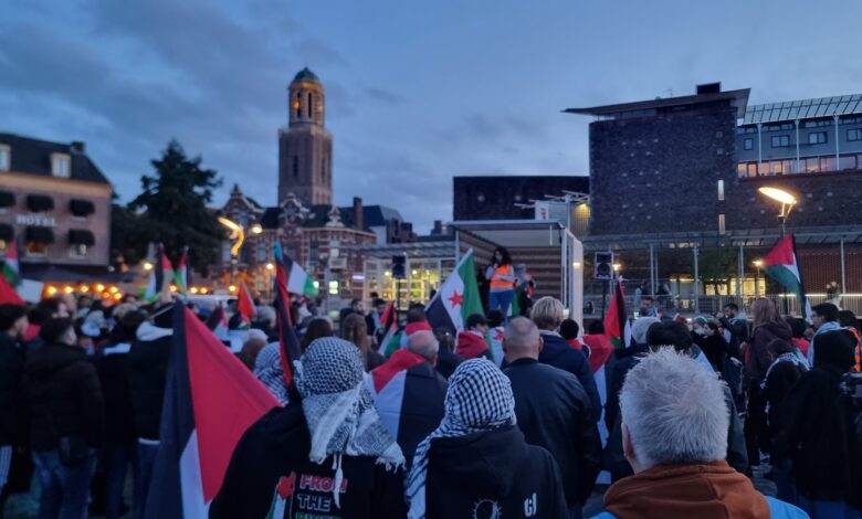 Op zaterdagavond 26 oktober vond er op het Rodetorenplein in Zwolle een pro-Palestina demonstratie plaats. Er waren enkele honderden mensen aanwezig, waaronder veel vrouwen, kinderen en jongeren. - Foto © RTV Focus Zwolle