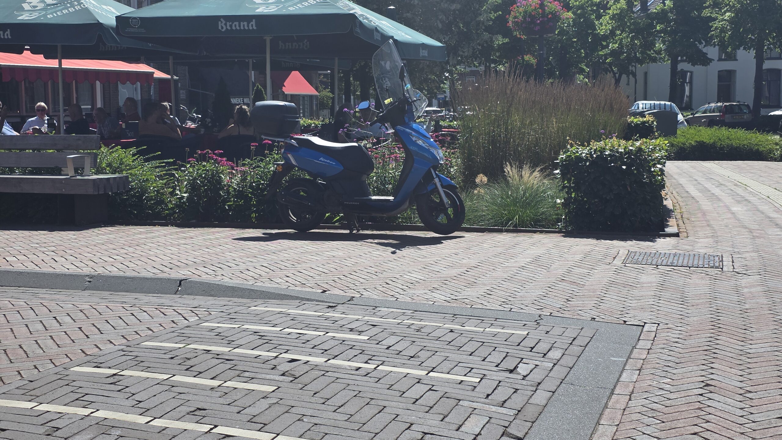 Het venijnige stoeprandje dat voor fietsers en scooteraars die de hoek om komen rijden gevaarlijk kan zijn. - Foto © RTV Focus Zwolle