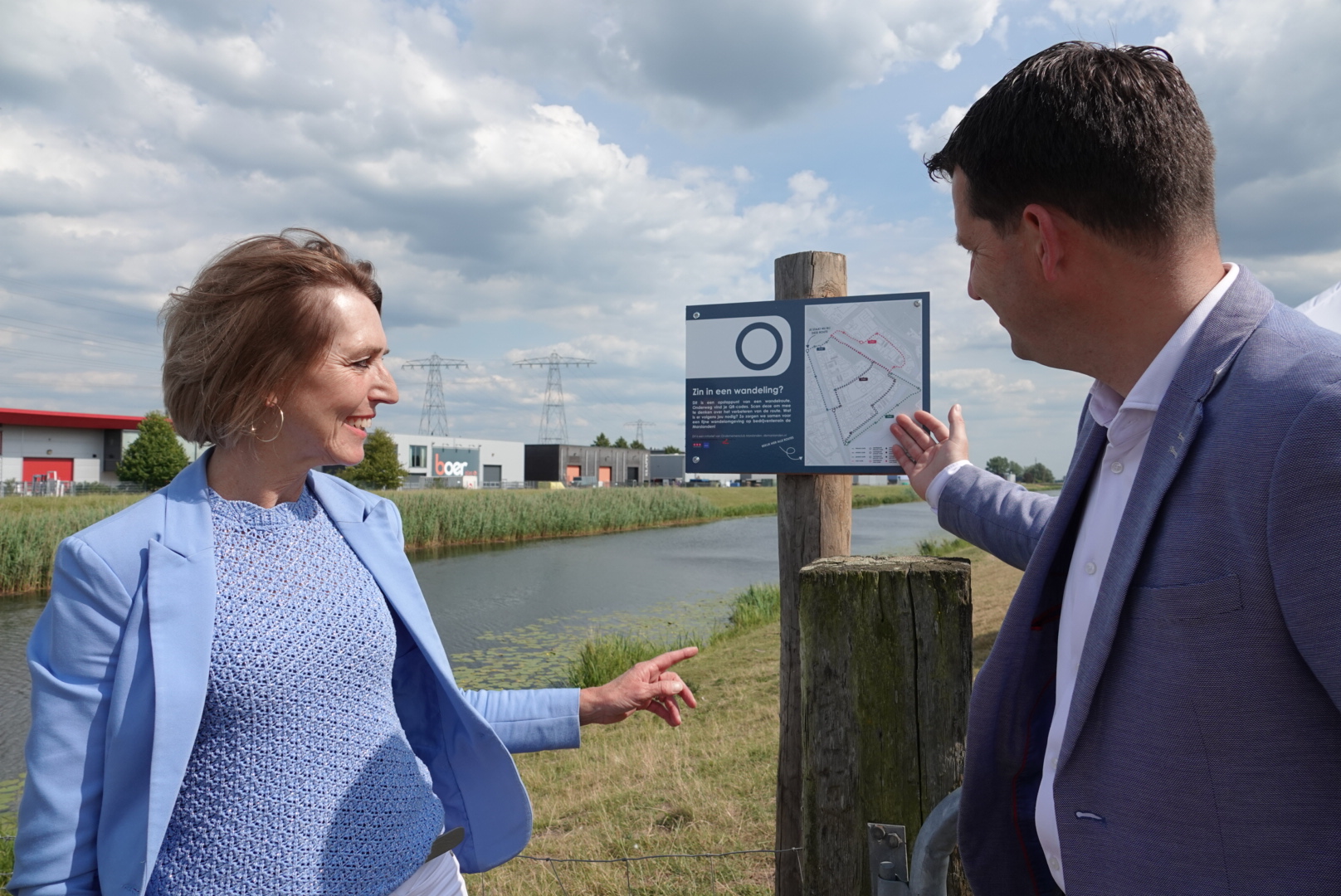 Jolande Upper, voorzitter Ondernemersclub Marslanden en Paul Guldemond openen de wandelroutes. - Foto © RTV Focus Zwolle