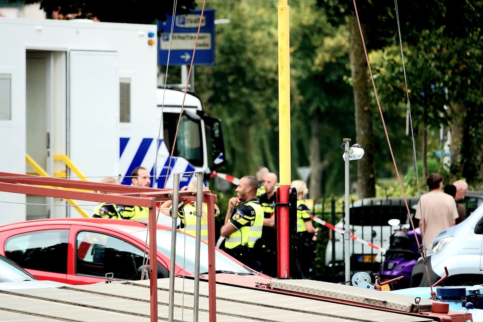 Foto verkeerscontrole politie fuik scotters, bromfietsers, fatbikes - Foto © RTV Focus Zwolle