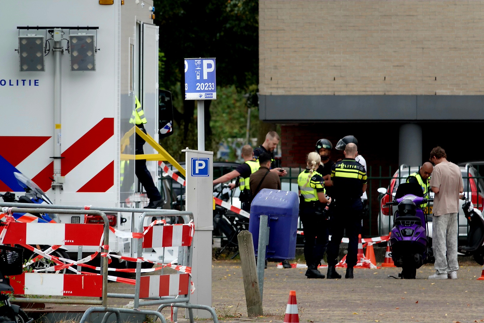 Foto verkeerscontrole politie fuik scooters, bromfietsers, fatbikes - Foto © RTV Focus Zwolle