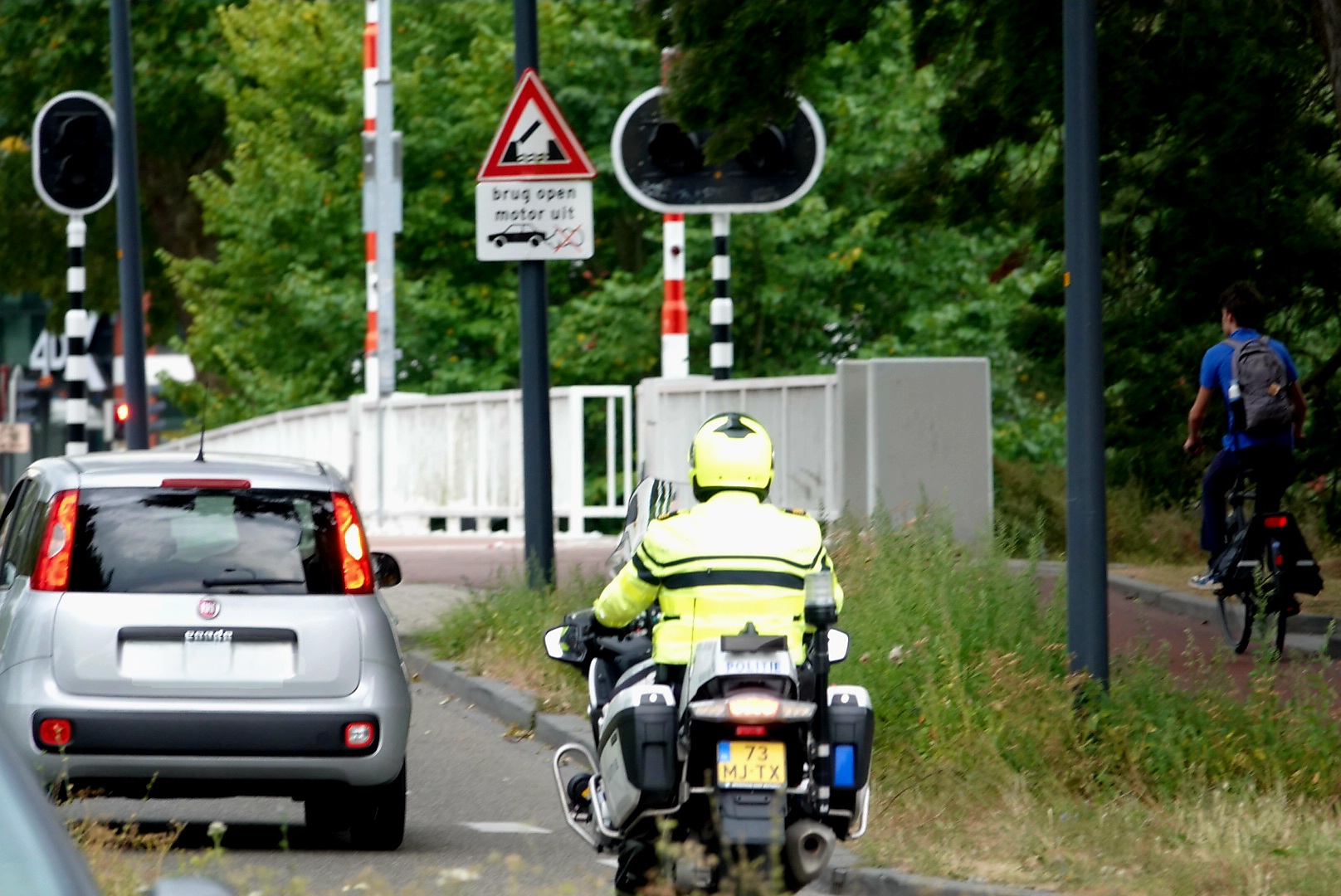Foto verkeerscontrole politie fuik scotters, bromfietsers, fatbikes - Foto © RTV Focus Zwolle