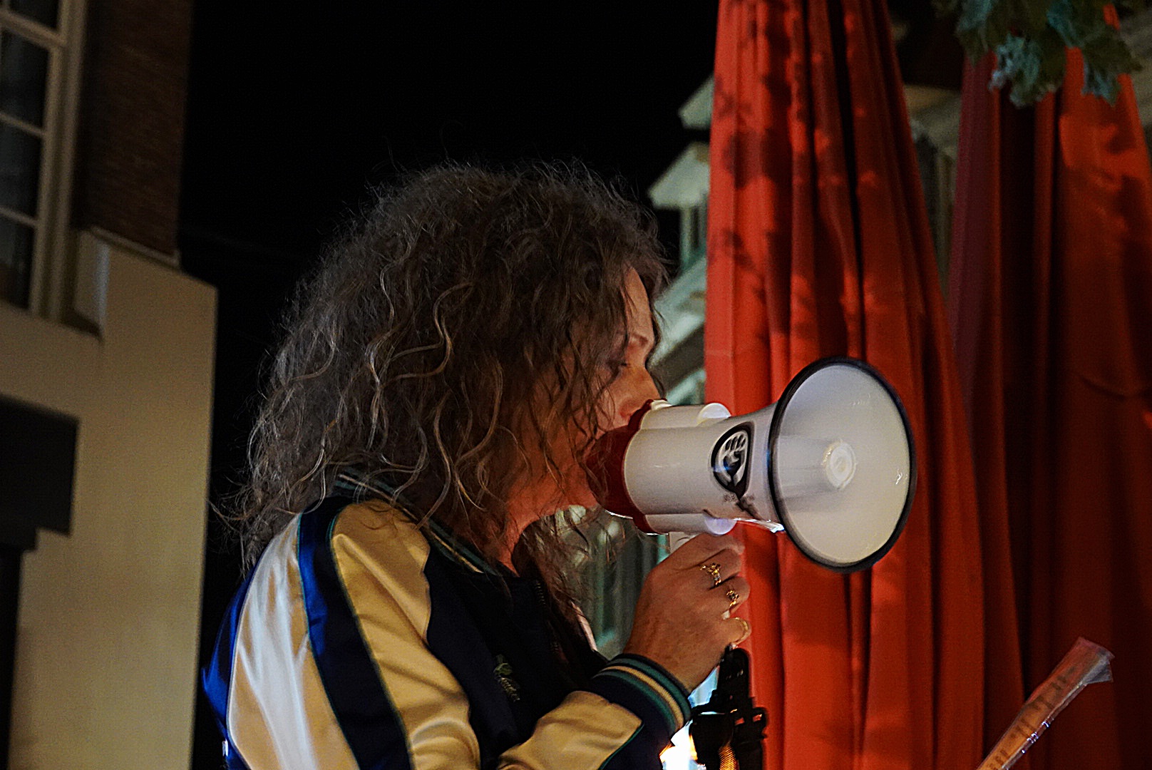 Gertrüd Reinink sprak het publiek toe tijdens 'Wij eisen de nacht terug' in Zwolle - Foto © RTV Focus Zwolle