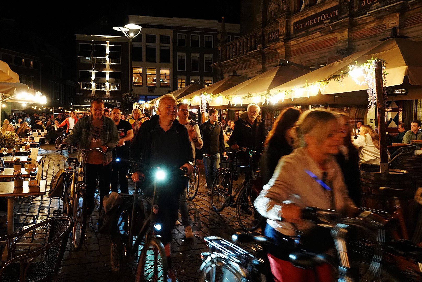 Man en vrouw, jong en oud, fietsten mee tijdens 'Wij eisen de nacht op' - Foto © RTV Focus Zwolle