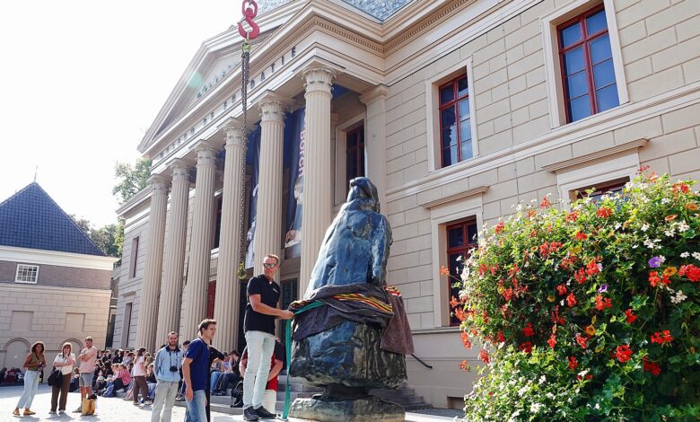 Beeld Wilhelmina wordt met de kraan ingehesen op het bordes van Museum de Fundatie. © RTV Focus Zwolle