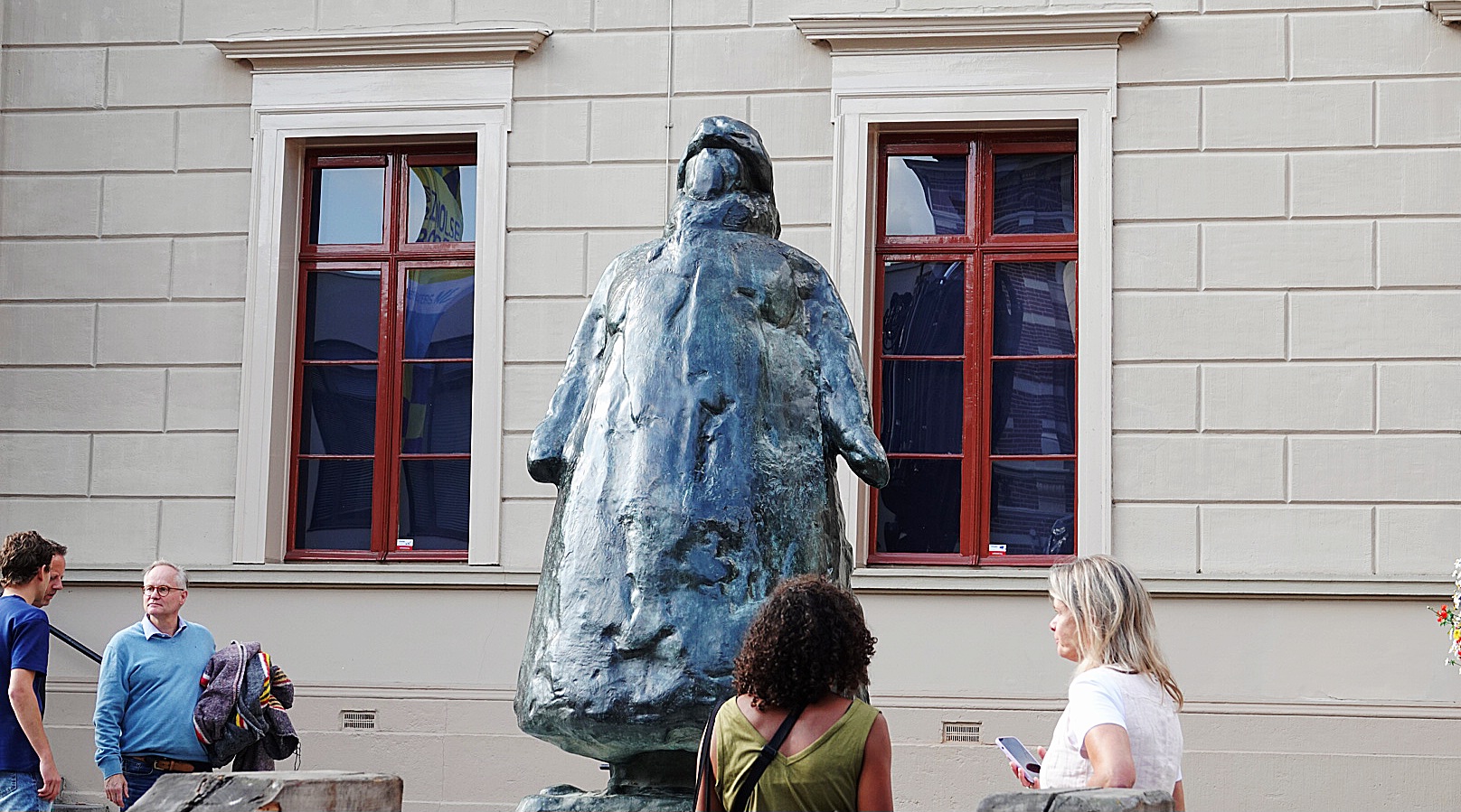 Beeld Wilhelmina wordt met de kraan ingehesen op het bordes van Museum de Fundatie. © RTV Focus Zwolle