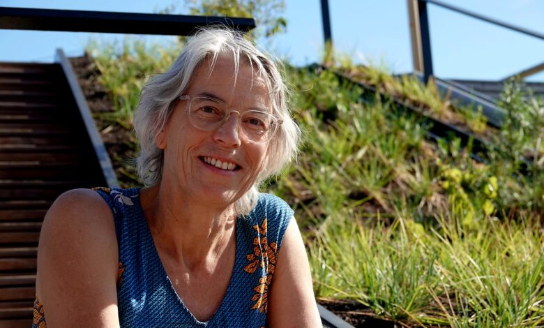 Ellen Hofstra uit Zwolle op de trappen van de Passerelle net voordat ze op de bus stapte naar Holwerd - Foto © RTV Focus Zwolle