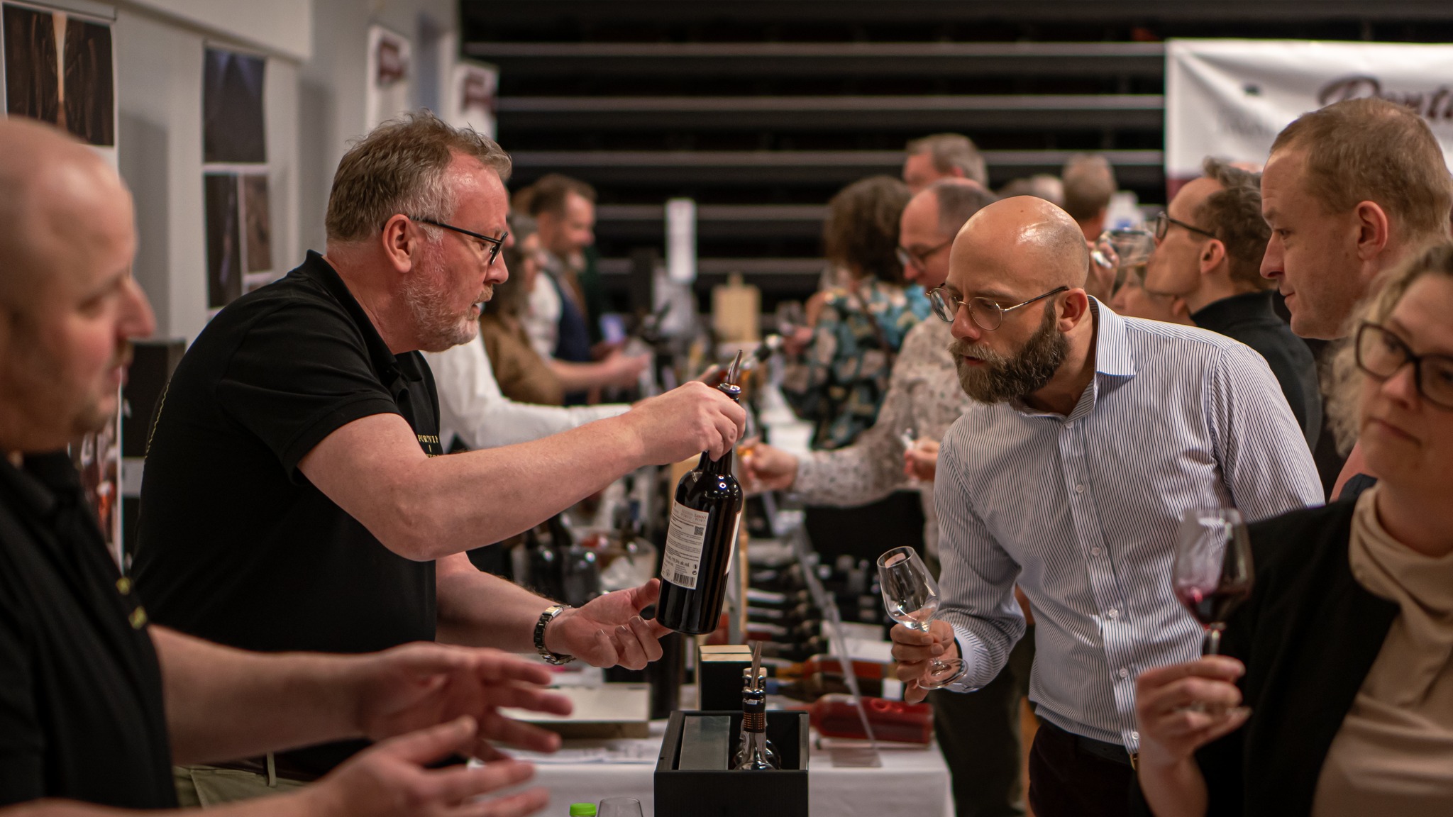 Een sfeerbeeld van een wijnproeverij