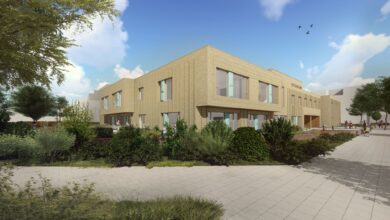 Artist impression van het Turfhuys aan de Turfmarkt in Zwolle – het nieuwe duurzame gebouw waar basisschool IKC Aquamarijn, Kinderopvang Kleurrijk, een gymzaal en huisartsenpraktijk Turfmarkt samenkomen. Ontwerp: BDG Architecten.