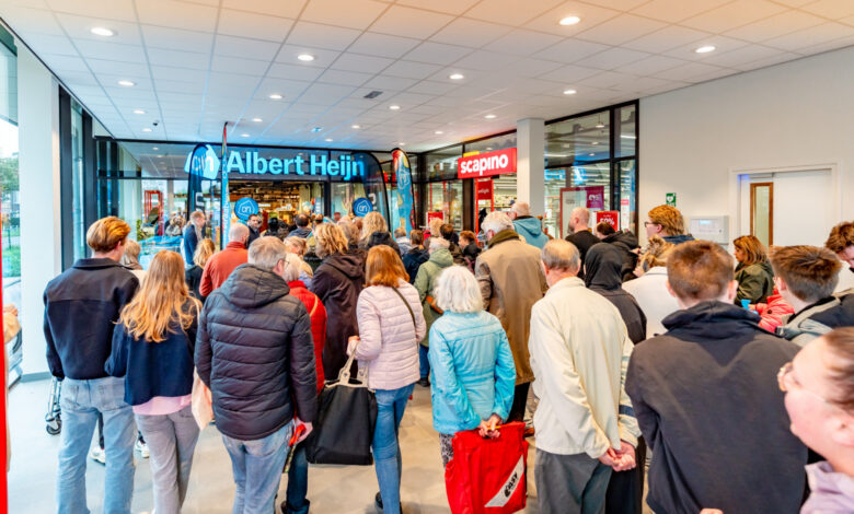 Drukte bij opening Albert Heijn Deventerstraatweg Zwolle – klanten stonden in de rij voor de nieuwe supermarkt. Foto eigen
