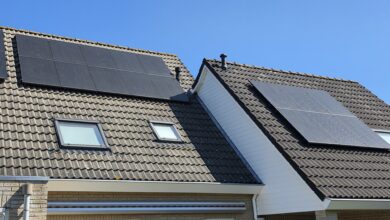 Zonnepanelen op dak in Nederland met zonlicht