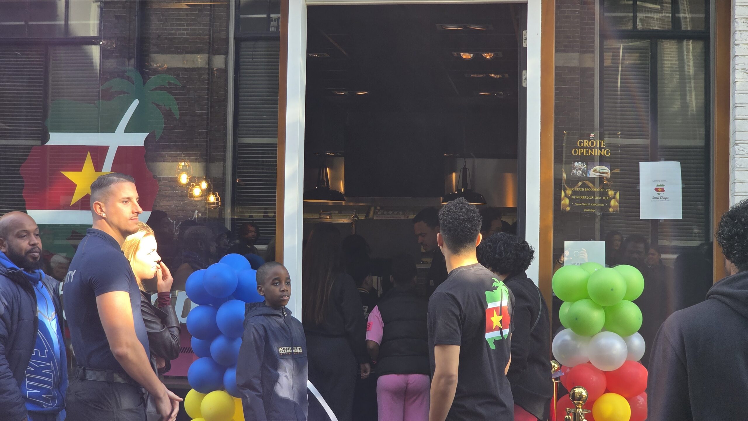 Het nieuwe Surinaams-Antilliaanse restaurant bij de feestelijke start. Foto © RTV Focus Zwolle