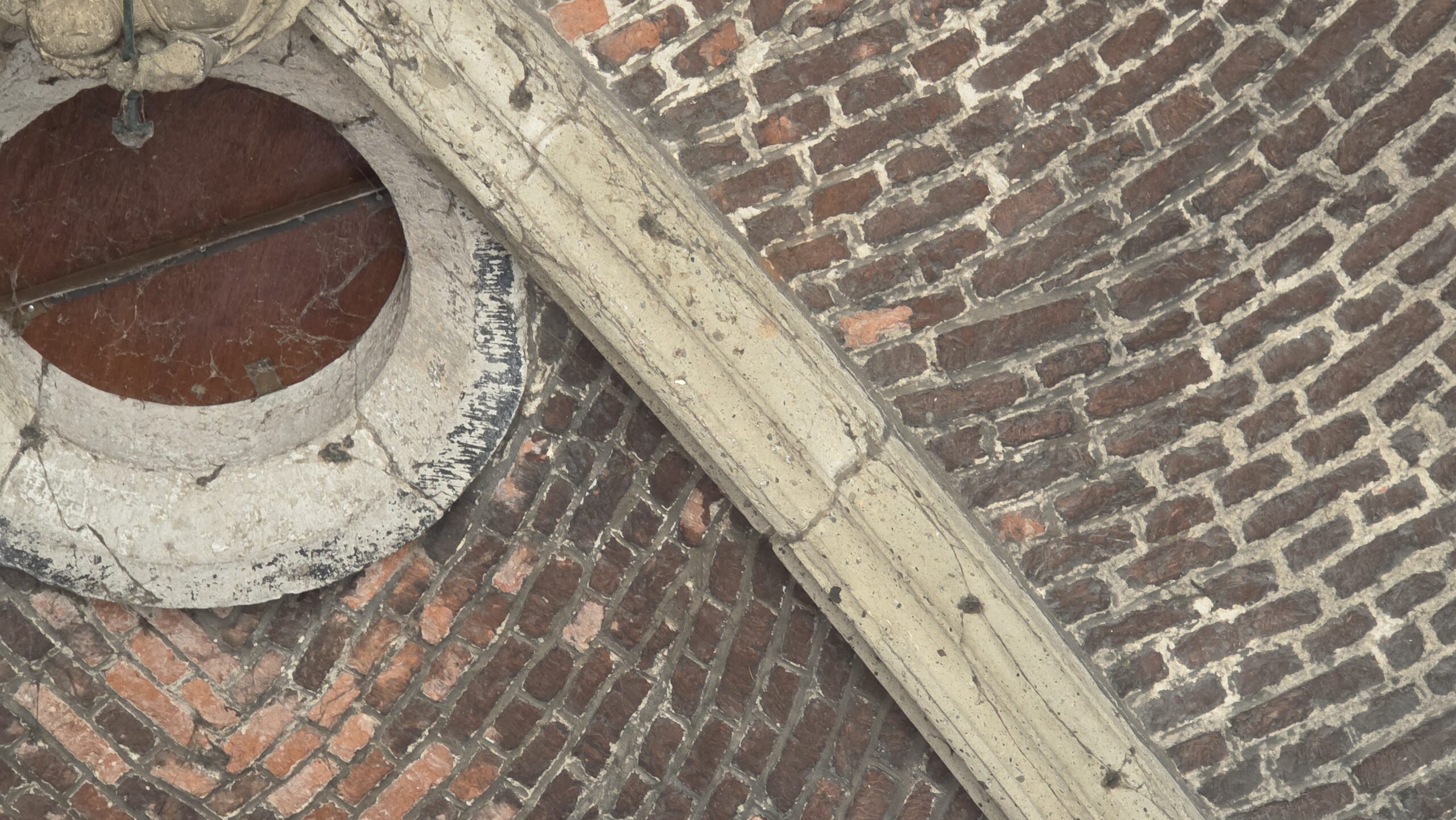 De kogelgaten in het gewelf van de Sassenpoort: stille getuigen van een Duitse tankschutter - Foto © RTV Focus Zwolle