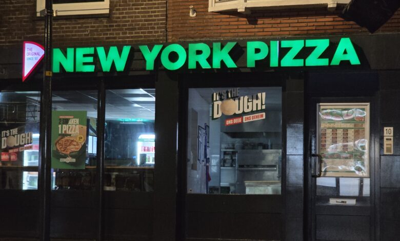 De New York Pizza aan de Thomas a Kempisstraat in Zwolle Na een melding van een gewapende overval bleek het wapen bleek nep te zijn. Foto © RTV Focus Zwolle
