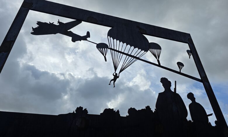 vernieuwd oorlogsmonument onthuld bij het voormalige droppingsveld ‘Evert’