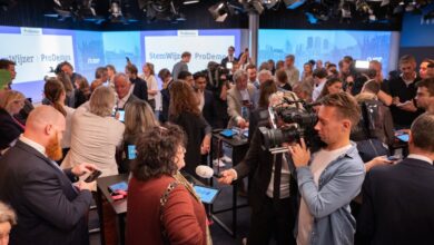 Den Haag, 01-10-2025, Anne Valkering, projectleider van de StemWijzer, lanceert de StemWijzer in Nieuwspoort. Aanwezig zijn diverse partijleiders, die de StemWijzer invullen.