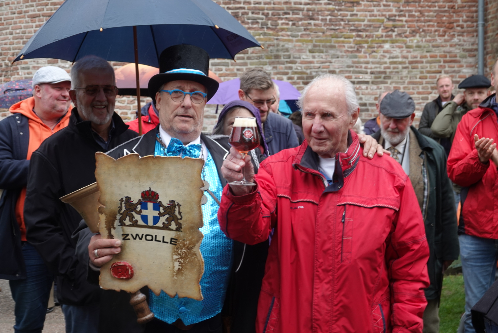 Peter Vader samen met John van Dinther die het eerste Bokbiertje van Zwolle krijgt - Foto © RTV Focus Zwolle