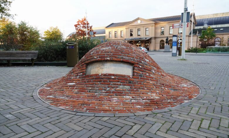 Het kunstwerk Portal op het stationsplein in Zwolle is beschadigd. De glazen ruit van het ondergrondse station ‘Swol’ is volledig gebarsten. - Foto © RTV Focus Zwolle