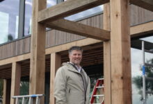 Peter Huisman voor het nieuwe restaurant dat op 15 november de deuren opent, vijf jaar na de brand in 2020. – Foto © RTV Focus Zwolle