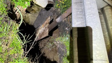 Rijkswaterstaat onderzoekt de A12 bij knooppunt Velperbroek, waar een sinkhole onder de rijbaan is ontdekt. De weg richting Duitsland blijft zeker tot zondag dicht. - Foto Rijkswaterstaat