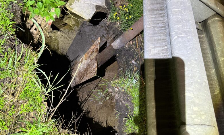 Rijkswaterstaat onderzoekt de A12 bij knooppunt Velperbroek, waar een sinkhole onder de rijbaan is ontdekt. De weg richting Duitsland blijft zeker tot zondag dicht. - Foto Rijkswaterstaat