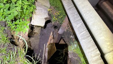 Rijkswaterstaat onderzoekt het wegdek van de A12 bij Duiven na het ontstaan van een sinkhole. De hoofdrijbaan richting de Duitse grens is voorlopig afgesloten. - Foto ©Rijkswaterstaat