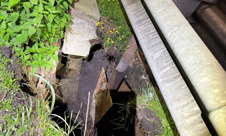 Rijkswaterstaat onderzoekt het wegdek van de A12 bij Duiven na het ontstaan van een sinkhole. De hoofdrijbaan richting de Duitse grens is voorlopig afgesloten. - Foto ©Rijkswaterstaat